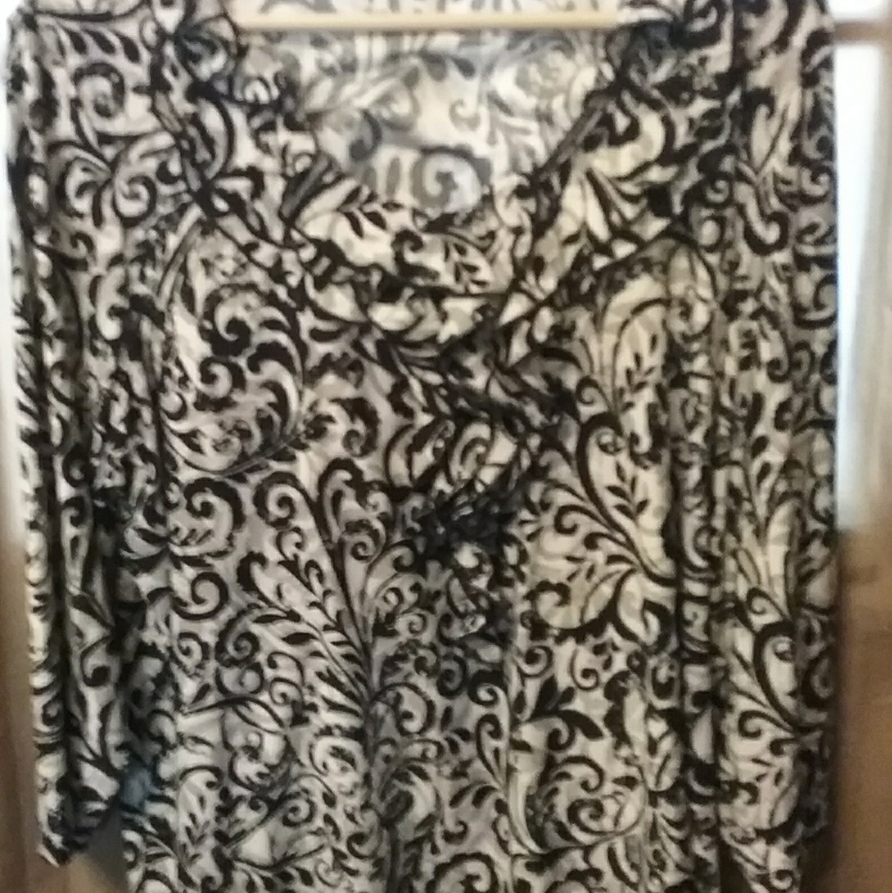 🌹$7*with bundle*Ruffle neckline print blouse